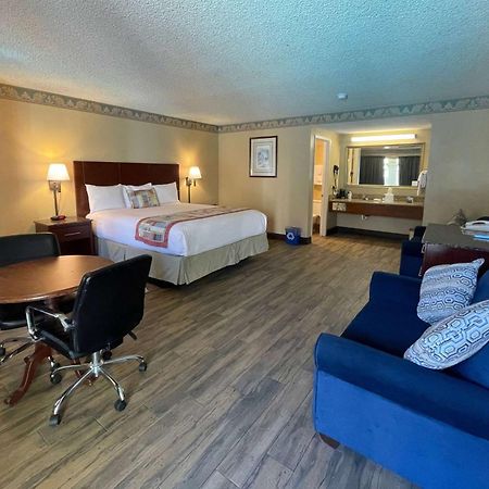 Travelodge By Wyndham Costa Mesa Newport Beach Hacienda Экстерьер фото