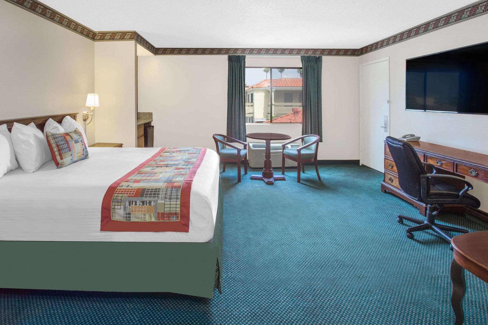 Travelodge By Wyndham Costa Mesa Newport Beach Hacienda Экстерьер фото