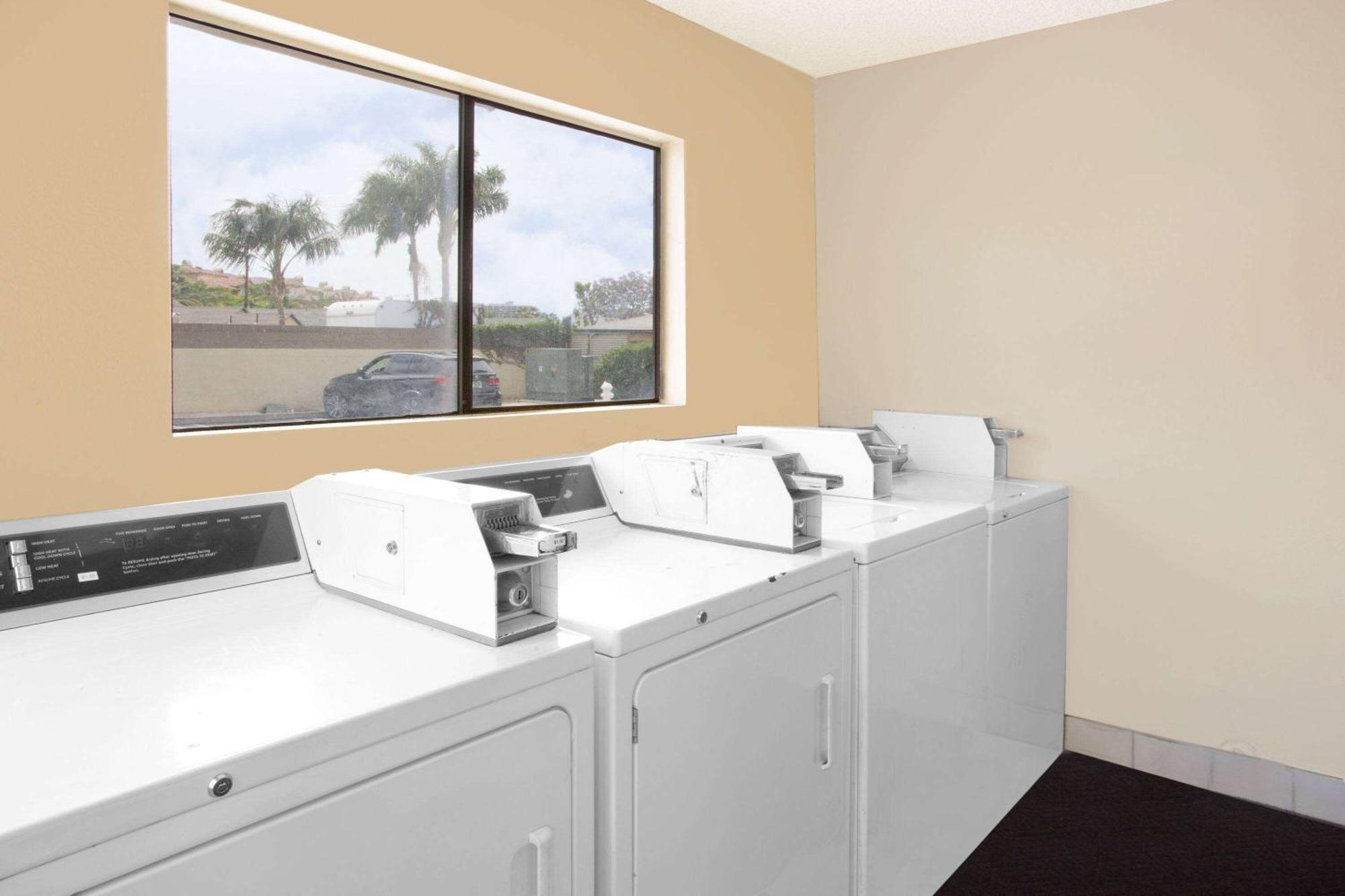 Travelodge By Wyndham Costa Mesa Newport Beach Hacienda Экстерьер фото