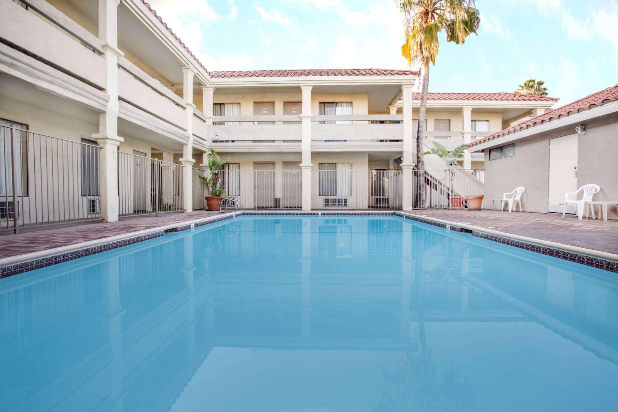 Travelodge By Wyndham Costa Mesa Newport Beach Hacienda Экстерьер фото